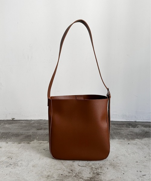 AT CREATION(アットクリエイション)の「EM:合成皮革 A4 軽量|トルテショルダー(ショルダーバッグ・レディース・ブラック/グレイッシュベージュ/キャメル・FREE)」の8枚目の写真