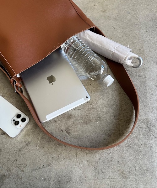 AT CREATION(アットクリエイション)の「EM:合成皮革 A4 軽量|トルテショルダー(ショルダーバッグ・レディース・ブラック/グレイッシュベージュ/キャメル・FREE)」の10枚目の写真