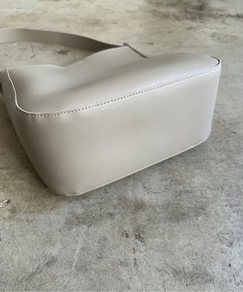 AT CREATION(アットクリエイション)の「EM:合成皮革 A4 軽量|トルテショルダー(ショルダーバッグ・レディース・ブラック/グレイッシュベージュ/キャメル・FREE)」の16枚目の写真