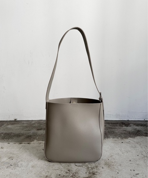 AT CREATION(アットクリエイション)の「EM:合成皮革 A4 軽量|トルテショルダー(ショルダーバッグ・レディース・ブラック/グレイッシュベージュ/キャメル・FREE)」の14枚目の写真