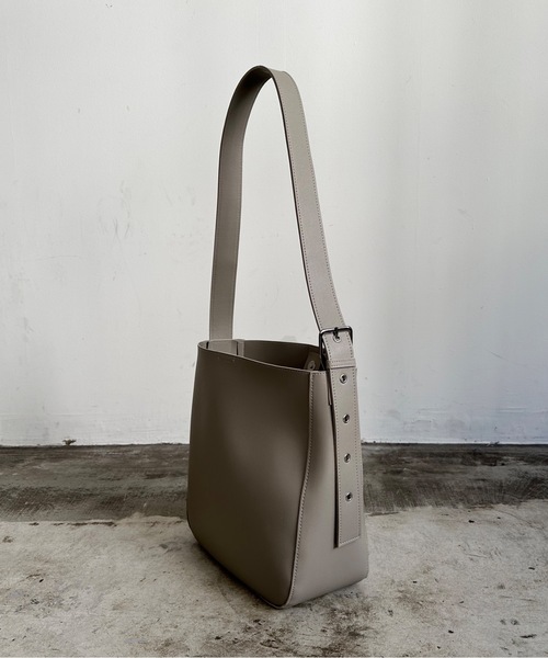 AT CREATION(アットクリエイション)の「EM:合成皮革 A4 軽量|トルテショルダー(ショルダーバッグ・レディース・ブラック/グレイッシュベージュ/キャメル・FREE)」の15枚目の写真