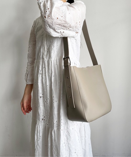 AT CREATION(アットクリエイション)の「EM:合成皮革 A4 軽量|トルテショルダー(ショルダーバッグ・レディース・ブラック/グレイッシュベージュ/キャメル・FREE)」の12枚目の写真