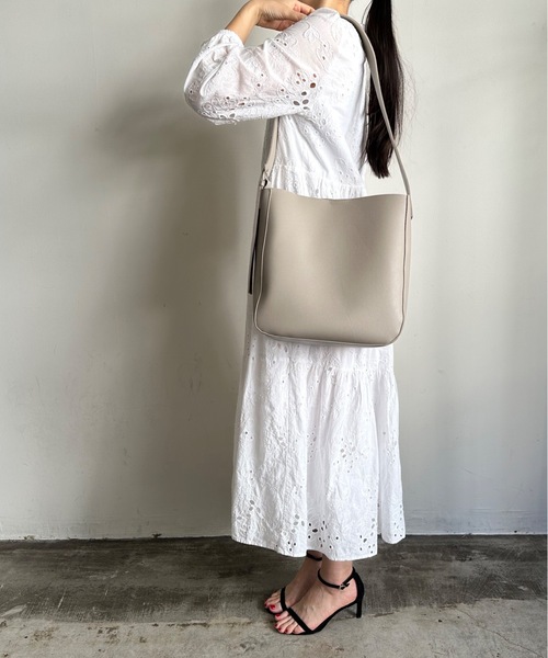 AT CREATION(アットクリエイション)の「EM:合成皮革 A4 軽量|トルテショルダー(ショルダーバッグ・レディース・ブラック/グレイッシュベージュ/キャメル・FREE)」の13枚目の写真