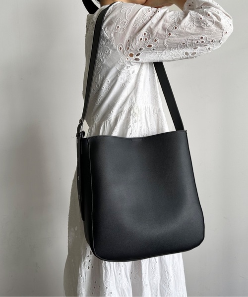 AT CREATION(アットクリエイション)の「EM:合成皮革 A4 軽量|トルテショルダー(ショルダーバッグ・レディース・ブラック/グレイッシュベージュ/キャメル・FREE)」の21枚目の写真