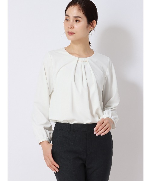 SUIT SQUARE(スーツスクエア)の「ラウンドネックブラウス 長袖 ウォッシャブル NIR+UVカット 無地 メタルパーツ(シャツ/ブラウス・レディース・ピンク系/ブラック系/ホワイト系/グレー系・38(9号)/40(11号))」の2枚目の写真