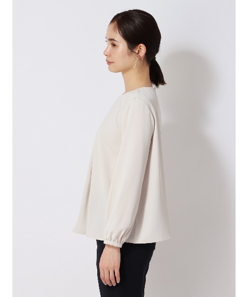 SUIT SQUARE(スーツスクエア)の「ラウンドネックブラウス 長袖 ウォッシャブル NIR+UVカット 無地 メタルパーツ(シャツ/ブラウス・レディース・ピンク系/ブラック系/ホワイト系/グレー系・38(9号)/40(11号))」の7枚目の写真