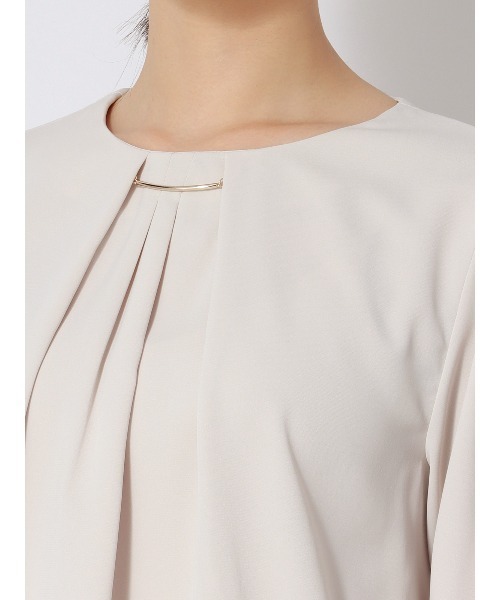 SUIT SQUARE(スーツスクエア)の「ラウンドネックブラウス 長袖 ウォッシャブル NIR+UVカット 無地 メタルパーツ(シャツ/ブラウス・レディース・ピンク系/ブラック系/ホワイト系/グレー系・38(9号)/40(11号))」の9枚目の写真