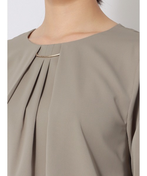 SUIT SQUARE(スーツスクエア)の「ラウンドネックブラウス 長袖 ウォッシャブル NIR+UVカット 無地 メタルパーツ(シャツ/ブラウス・レディース・ピンク系/ブラック系/ホワイト系/グレー系・38(9号)/40(11号))」の21枚目の写真