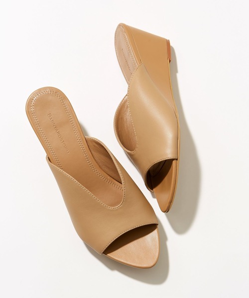 BARNYARDSTORM（バンヤードストーム）の「BARNYARDSTORM / Ｖカットウェッジミュール【一部店舗限定】（サンダル・レディース・ベージュ・37/36/38）」の3枚目の写真