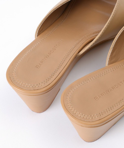 BARNYARDSTORM（バンヤードストーム）の「BARNYARDSTORM / Ｖカットウェッジミュール【一部店舗限定】（サンダル・レディース・ベージュ・37/36/38）」の16枚目の写真