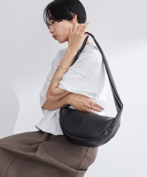 Aunt Marie's(アントマリーズ)の「ハーフムーンフェイクレザーショルダー / ボディバッグ(ショルダーバッグ・レディース・ブラウン/アイボリー/ブラック・FREE)」の14枚目の写真