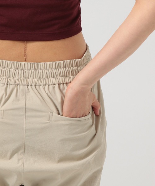 BAYFLOW（ベイフロー）の「[撥水・接触冷感・ドライタッチ]フロストレッチテーパードパンツ（その他パンツ・レディース・ベージュ/ブラック/ブルー・SMALL/MEDIUM）」の6枚目の写真