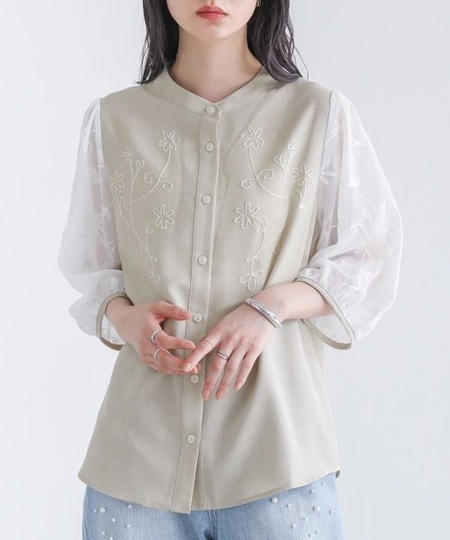 somari imagination(ソマリ イマジネーション)の「シアースリーブ刺繍ブラウス(シャツ/ブラウス・レディース・ライトベージュ/ネイビー・2/1)」の2枚目の写真