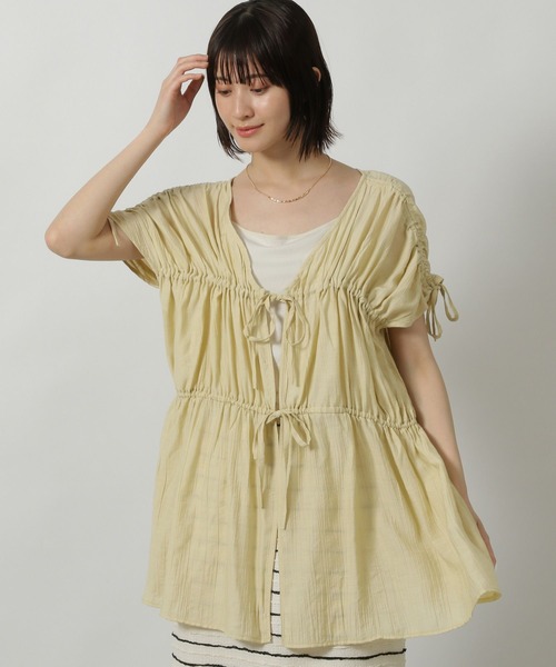 LAKOLE（ラコレ）の「シャーリングチュニックブラウス / 499167（シャツ/ブラウス・レディース・ブラウン/イエロー/ブラック・FREE）」の3枚目の写真