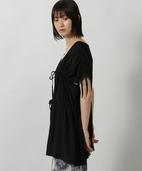 LAKOLE（ラコレ）の「シャーリングチュニックブラウス / 499167（シャツ/ブラウス・レディース・ブラウン/イエロー/ブラック・FREE）」の4枚目の写真