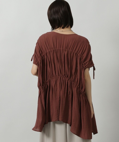 LAKOLE（ラコレ）の「シャーリングチュニックブラウス / 499167（シャツ/ブラウス・レディース・ブラウン/イエロー/ブラック・FREE）」の10枚目の写真