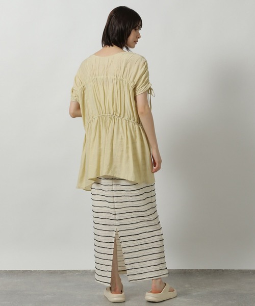 LAKOLE（ラコレ）の「シャーリングチュニックブラウス / 499167（シャツ/ブラウス・レディース・ブラウン/イエロー/ブラック・FREE）」の14枚目の写真