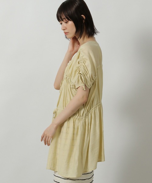 LAKOLE（ラコレ）の「シャーリングチュニックブラウス / 499167（シャツ/ブラウス・レディース・ブラウン/イエロー/ブラック・FREE）」の15枚目の写真