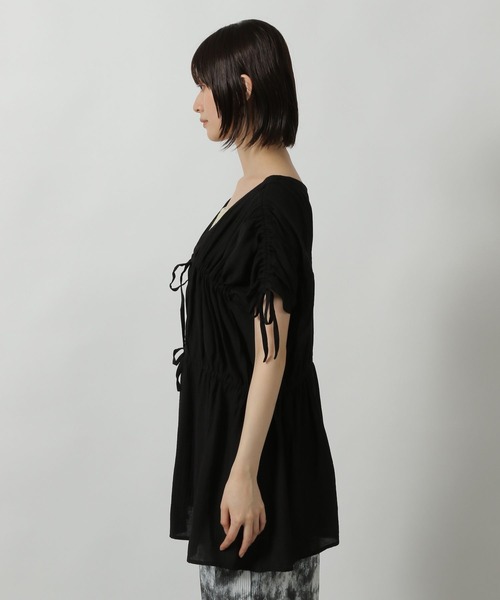 LAKOLE（ラコレ）の「シャーリングチュニックブラウス / 499167（シャツ/ブラウス・レディース・ブラウン/イエロー/ブラック・FREE）」の19枚目の写真