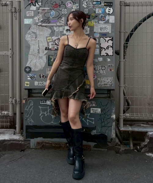 ACLENT（アクレント）の「フリルダメージデニムミニワンピース（ワンピース・レディース・ブルー/ブラック・SMALL/MEDIUM）」の15枚目の写真