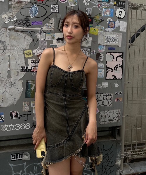 ACLENT（アクレント）の「フリルダメージデニムミニワンピース（ワンピース・レディース・ブルー/ブラック・SMALL/MEDIUM）」の14枚目の写真