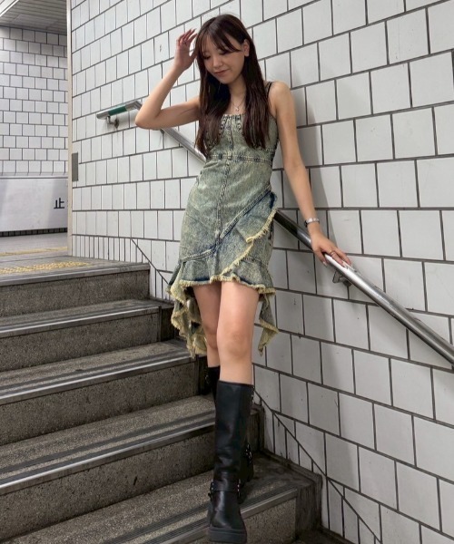 ACLENT（アクレント）の「フリルダメージデニムミニワンピース（ワンピース・レディース・ブルー/ブラック・SMALL/MEDIUM）」の4枚目の写真