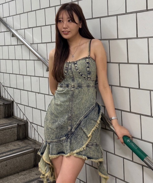 ACLENT（アクレント）の「フリルダメージデニムミニワンピース（ワンピース・レディース・ブルー/ブラック・SMALL/MEDIUM）」の7枚目の写真