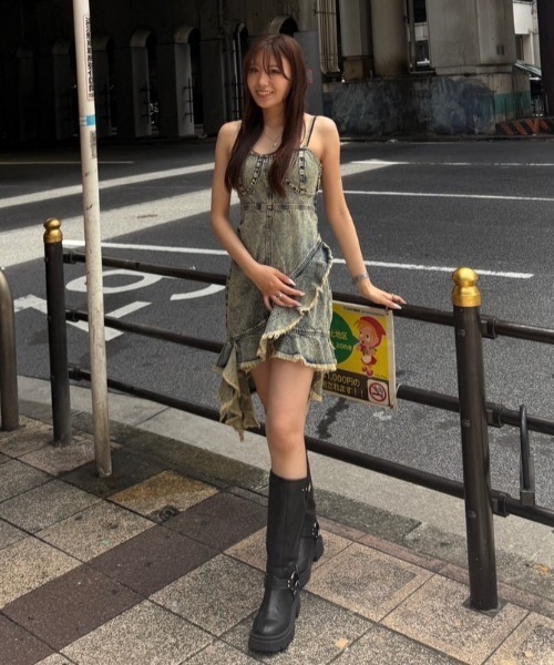 ACLENT（アクレント）の「フリルダメージデニムミニワンピース（ワンピース・レディース・ブルー/ブラック・SMALL/MEDIUM）」の8枚目の写真