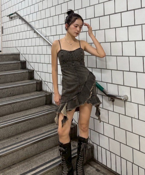 ACLENT（アクレント）の「フリルダメージデニムミニワンピース（ワンピース・レディース・ブルー/ブラック・SMALL/MEDIUM）」の6枚目の写真