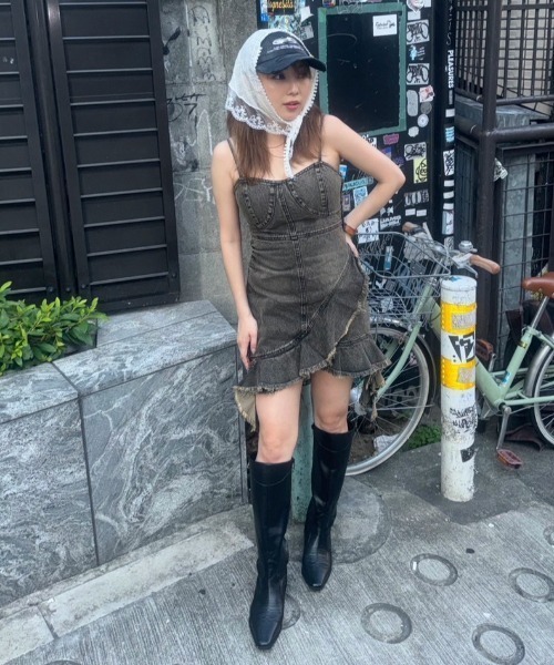 ACLENT（アクレント）の「フリルダメージデニムミニワンピース（ワンピース・レディース・ブルー/ブラック・SMALL/MEDIUM）」の10枚目の写真