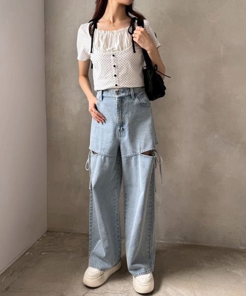 one after another NICE CLAUP（ワンアフターアナザーナイスクラップ）の「SSサイズ追加【ウエストサイズ調整可能】カットアウトリボンワイドデニムパンツ／SMサイズ（デニムパンツ・レディース・ライトブルー/ブルー系その他/ブラック・SMALL/MEDIUM/X-SMALL）」の4枚目の写真