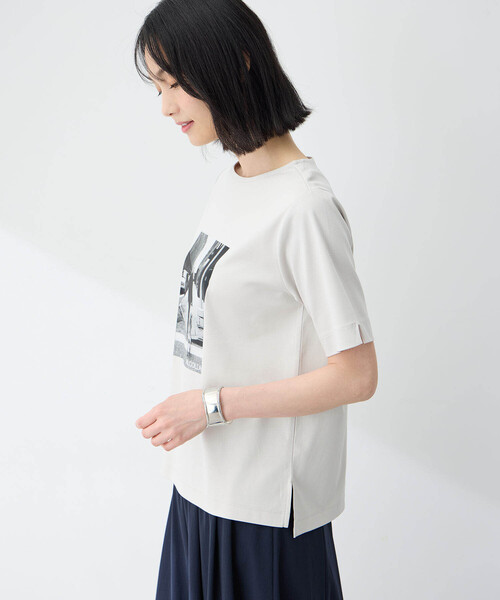 A/C DESIGN BY ALPHA CUBIC(エーシーデザインバイアルファキュービック)の「2025夏【接触冷感・UVカット】ALCOLLAGEボートネックフォトTシャツ(Tシャツ/カットソー・レディース・オフホワイト/ライトグレー・M/L/LL/3L)」の11枚目の写真