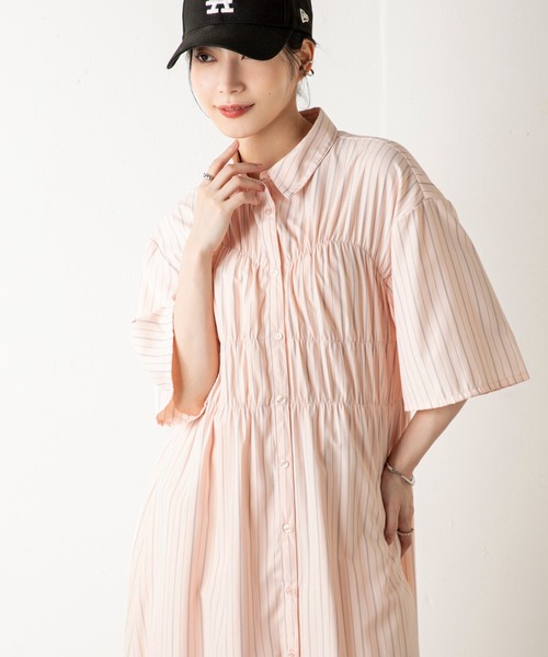 MILLION CARATS(ミリオンカラッツ)の「羽織れる2WAYが嬉しい!ゆるっと抜け感のある着こなしに。洒落感たっぷりのビスチェ風シャーリングシャツワンピ(ワンピース・レディース・ピンク/ブルー/オフホワイト・FREE)」の3枚目の写真