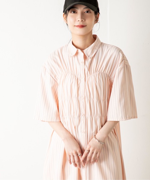 MILLION CARATS(ミリオンカラッツ)の「羽織れる2WAYが嬉しい!ゆるっと抜け感のある着こなしに。洒落感たっぷりのビスチェ風シャーリングシャツワンピ(ワンピース・レディース・ピンク/ブルー/オフホワイト・FREE)」の21枚目の写真