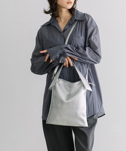 Beau're（ヴュレ）の「【BEAURE】カウレザー ショルダー付 2WAYトートバッグ B-25422（トートバッグ・レディース・シルバー/グレイッシュベージュ/ブラック・FREE）」の13枚目の写真