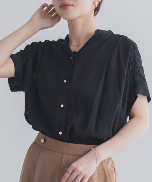 Mac-House(マックハウス)の「Idnes スキッパーシアーブラウス(シャツ/ブラウス・レディース・ブラック/ベージュ/ブルー・M)」の1枚目の写真