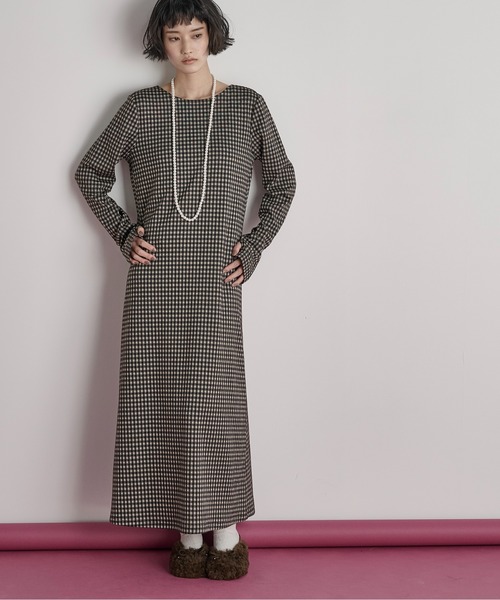 THE YOn（ザヨン）の「フィンガーホールチェックワンピース（ワンピース・レディース・ブラウン/ブラック・FREE）」の3枚目の写真