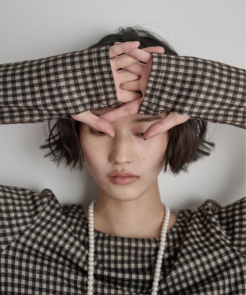 THE YOn（ザヨン）の「フィンガーホールチェックワンピース（ワンピース・レディース・ブラウン/ブラック・FREE）」の12枚目の写真