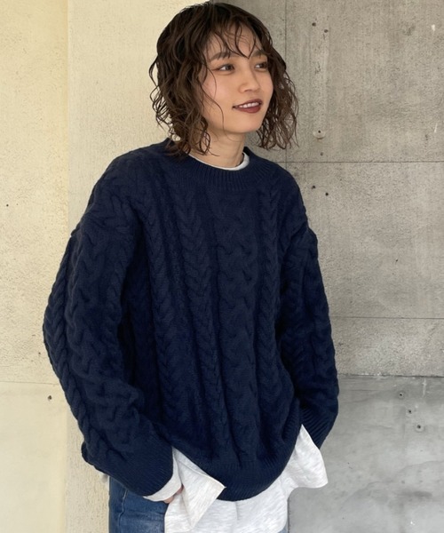 gossara(ゴサラ)の「【シーズンムード高まる】ケーブル編みニットプルオーバー(ニット/セーター・レディース・アイボリー/ネイビー・FREE)」の1枚目の写真