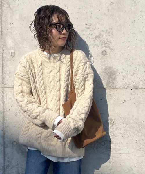 gossara(ゴサラ)の「【シーズンムード高まる】ケーブル編みニットプルオーバー(ニット/セーター・レディース・アイボリー/ネイビー・FREE)」の2枚目の写真