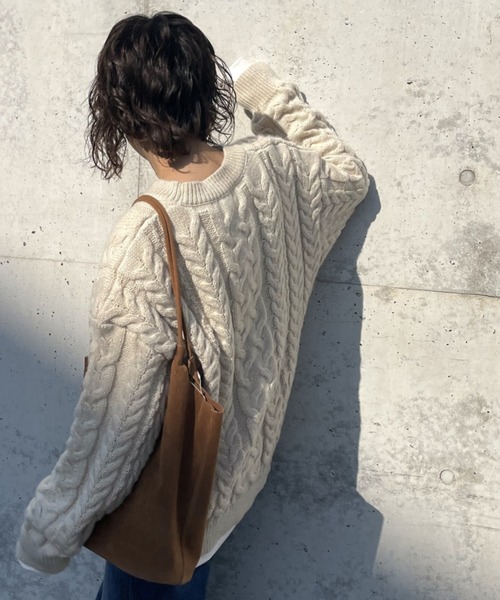 gossara(ゴサラ)の「【シーズンムード高まる】ケーブル編みニットプルオーバー(ニット/セーター・レディース・アイボリー/ネイビー・FREE)」の3枚目の写真