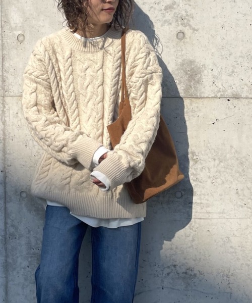 gossara(ゴサラ)の「【シーズンムード高まる】ケーブル編みニットプルオーバー(ニット/セーター・レディース・アイボリー/ネイビー・FREE)」の4枚目の写真