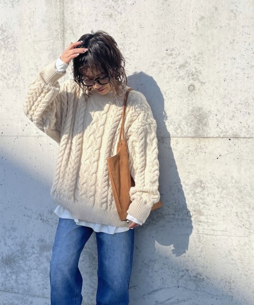 gossara(ゴサラ)の「【シーズンムード高まる】ケーブル編みニットプルオーバー(ニット/セーター・レディース・アイボリー/ネイビー・FREE)」の5枚目の写真
