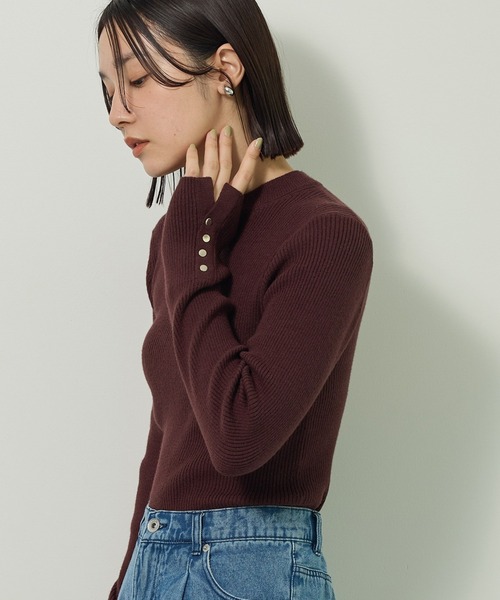 Green　Parks（グリーンパークス）の「【WEB限定】 もちやわ袖口釦リブニットプルオーバー（ニット/セーター・レディース・ブラウン/レッド/ブラック/オフホワイト/グレー/ブルー・FREE）」の4枚目の写真