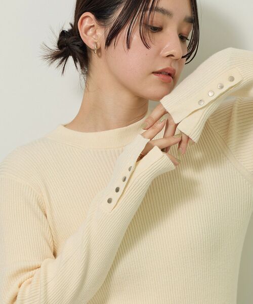 Green　Parks（グリーンパークス）の「【WEB限定】 もちやわ袖口釦リブニットプルオーバー（ニット/セーター・レディース・ブラウン/レッド/ブラック/オフホワイト/グレー/ブルー・FREE）」の2枚目の写真