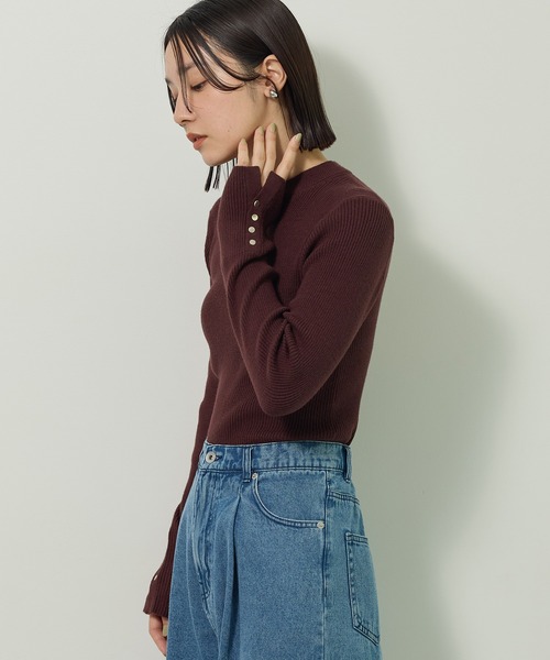 Green　Parks（グリーンパークス）の「【WEB限定】 もちやわ袖口釦リブニットプルオーバー（ニット/セーター・レディース・ブラウン/レッド/ブラック/オフホワイト/グレー/ブルー・FREE）」の21枚目の写真
