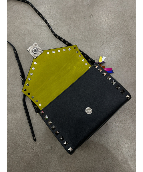 ABAHOUSE(アバハウス)の「【cheek/チーク】studs shoulder/ショルダーバッグ/クラッチバッグ/ユニセックス【WEB限定】(ショルダーバッグ・メンズ・グレー/ブラック/キャメル・フリー)」の6枚目の写真