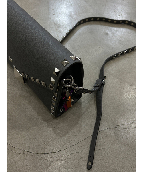 ABAHOUSE(アバハウス)の「【cheek/チーク】studs shoulder/ショルダーバッグ/クラッチバッグ/ユニセックス【WEB限定】(ショルダーバッグ・メンズ・グレー/ブラック/キャメル・フリー)」の11枚目の写真