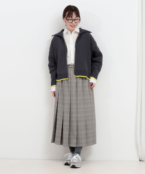 fredy couleur(フレディクルール)の「配色バックロゴZIPカーディガン(ニット/セーター・レディース・アイボリー/チャコールグレー/ベージュ・38)」の4枚目の写真
