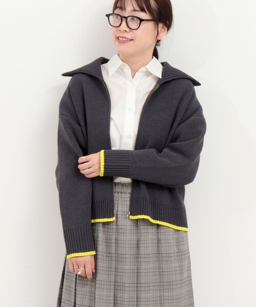 fredy couleur(フレディクルール)の「配色バックロゴZIPカーディガン(ニット/セーター・レディース・アイボリー/チャコールグレー/ベージュ・38)」の5枚目の写真